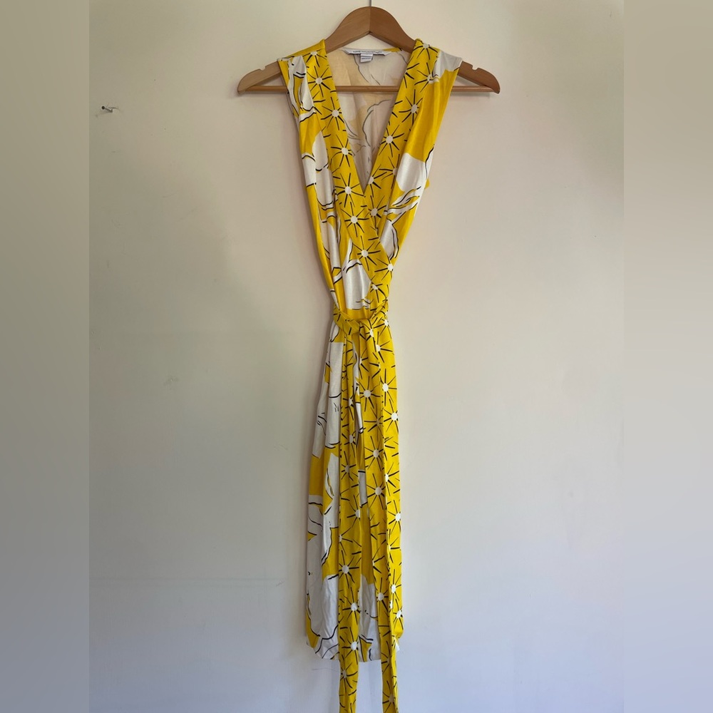 Diane Von Furstenberg yellow geometric midi wrap dress Size 4